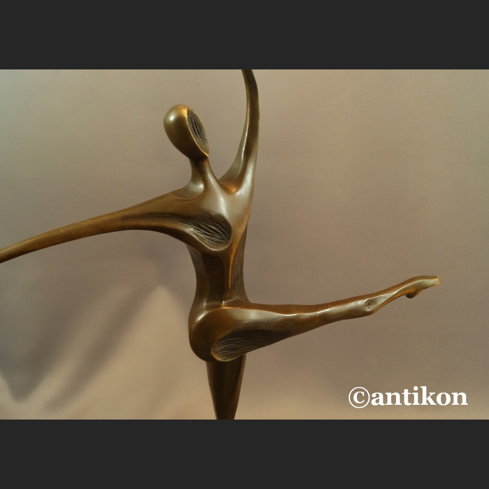 Rzeźba nowoczesna modernistyczna Modelka  Rzeźba nowoczesna modernistyczna Modelka