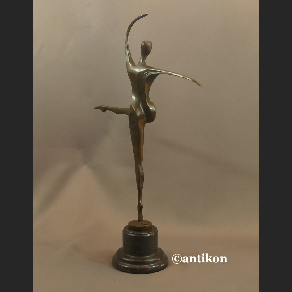 Rzeźba nowoczesna modernistyczna Modelka  Rzeźba nowoczesna modernistyczna Modelka