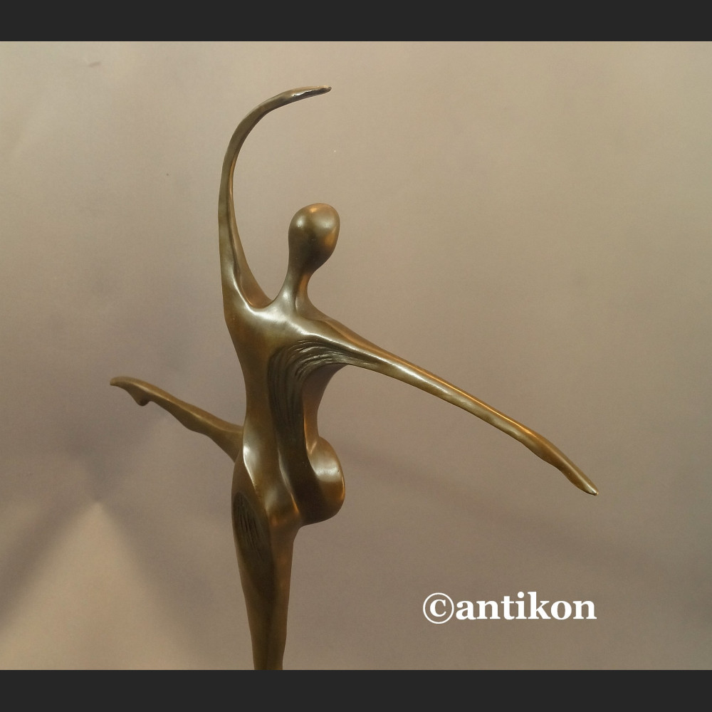 Rzeźba nowoczesna modernistyczna Modelka  Rzeźba nowoczesna modernistyczna Modelka