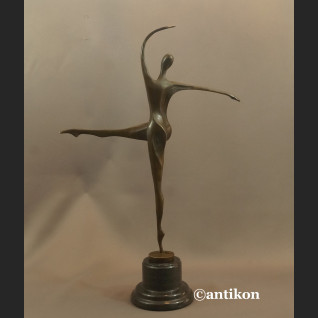 Rzeźba nowoczesna modernistyczna Modelka  Rzeźba nowoczesna modernistyczna Modelka