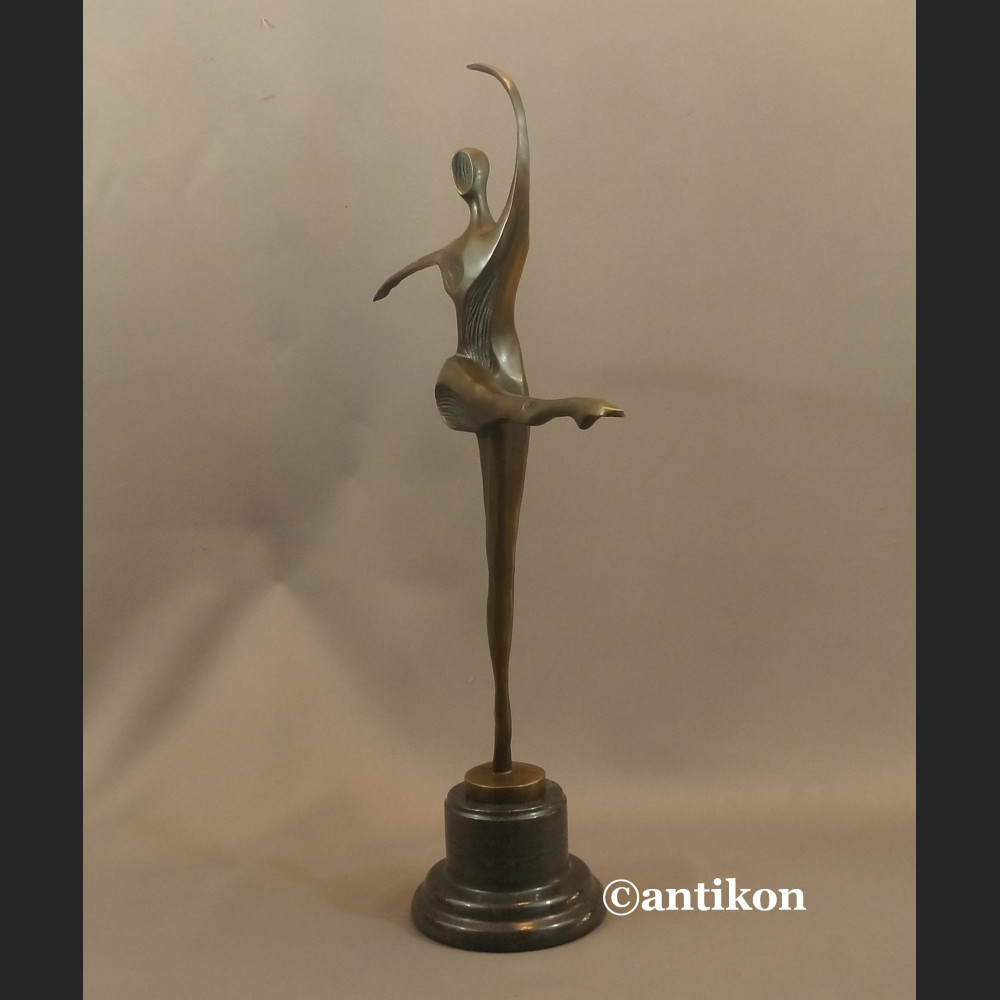 Rzeźba nowoczesna modernistyczna Modelka  Rzeźba nowoczesna modernistyczna Modelka