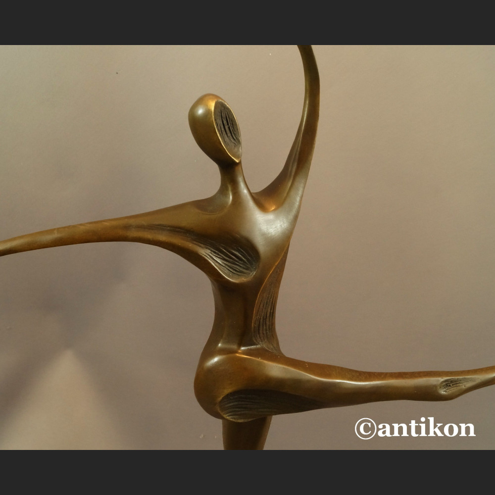 Rzeźba nowoczesna modernistyczna Modelka  Rzeźba nowoczesna modernistyczna Modelka