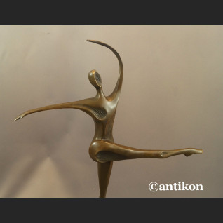 Rzeźba nowoczesna modernistyczna Modelka  Rzeźba nowoczesna modernistyczna Modelka