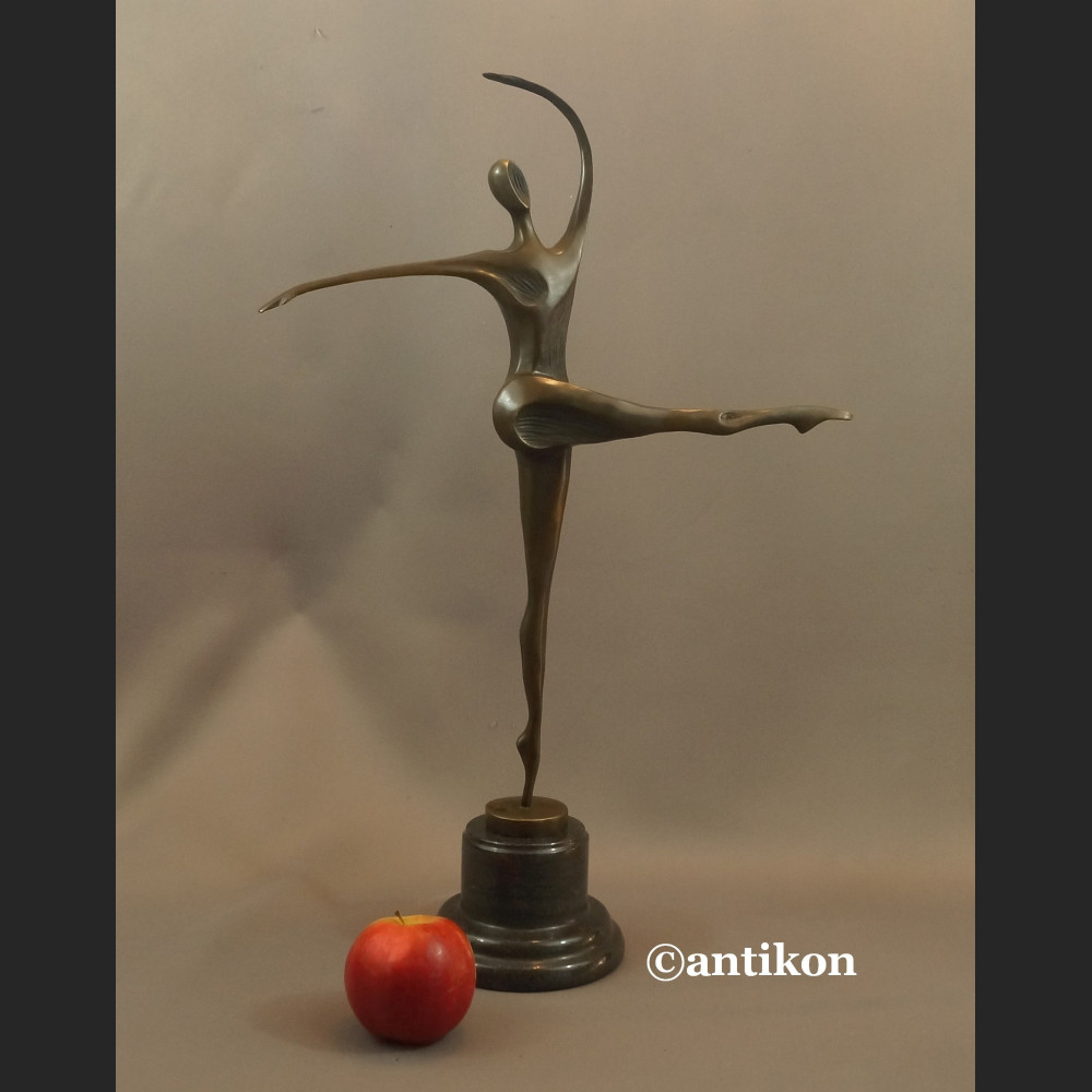 Rzeźba nowoczesna modernistyczna Modelka  Rzeźba nowoczesna modernistyczna Modelka