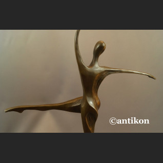 Rzeźba nowoczesna modernistyczna Modelka  Rzeźba nowoczesna modernistyczna Modelka