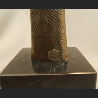 Rzeźba Zaduma z ręką fascynująca figura z brązu Rzeźba Zaduma z ręką fascynująca figura z brązu