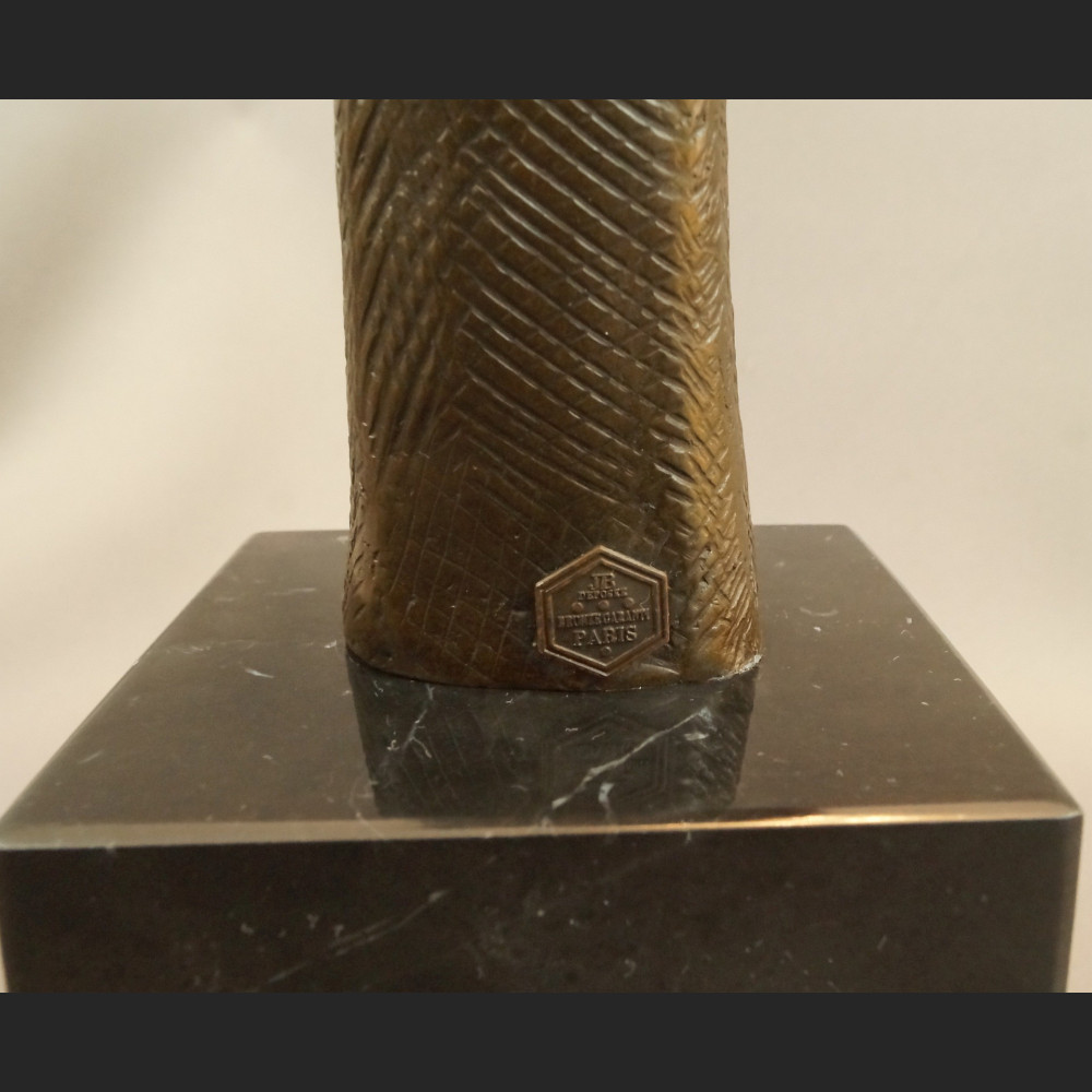 Rzeźba Zaduma z ręką fascynująca figura z brązu Rzeźba Zaduma z ręką fascynująca figura z brązu