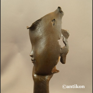 Rzeźba Zaduma z ręką fascynująca figura z brązu Rzeźba Zaduma z ręką fascynująca figura z brązu