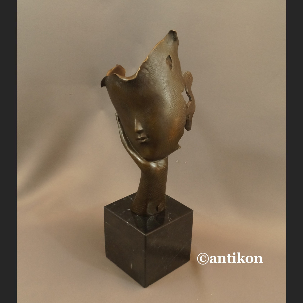 Rzeźba Zaduma z ręką fascynująca figura z brązu Rzeźba Zaduma z ręką fascynująca figura z brązu