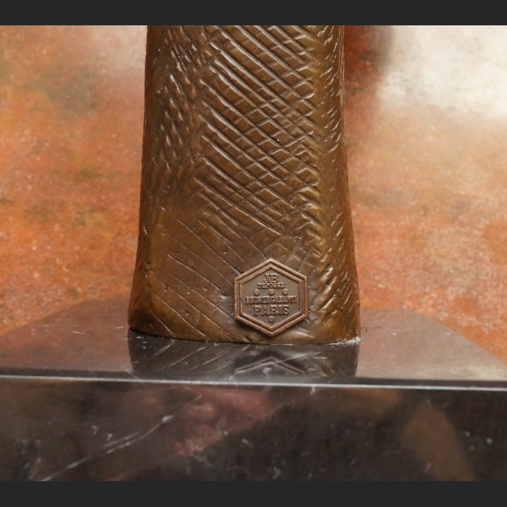 Rzeźba Zaduma z ręką fascynująca figura z brązu Rzeźba Zaduma z ręką fascynująca figura z brązu