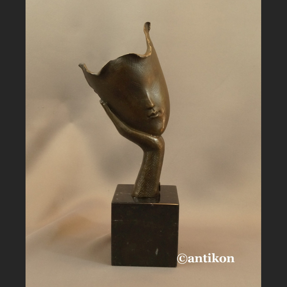 Rzeźba Zaduma z ręką fascynująca figura z brązu Rzeźba Zaduma z ręką fascynująca figura z brązu