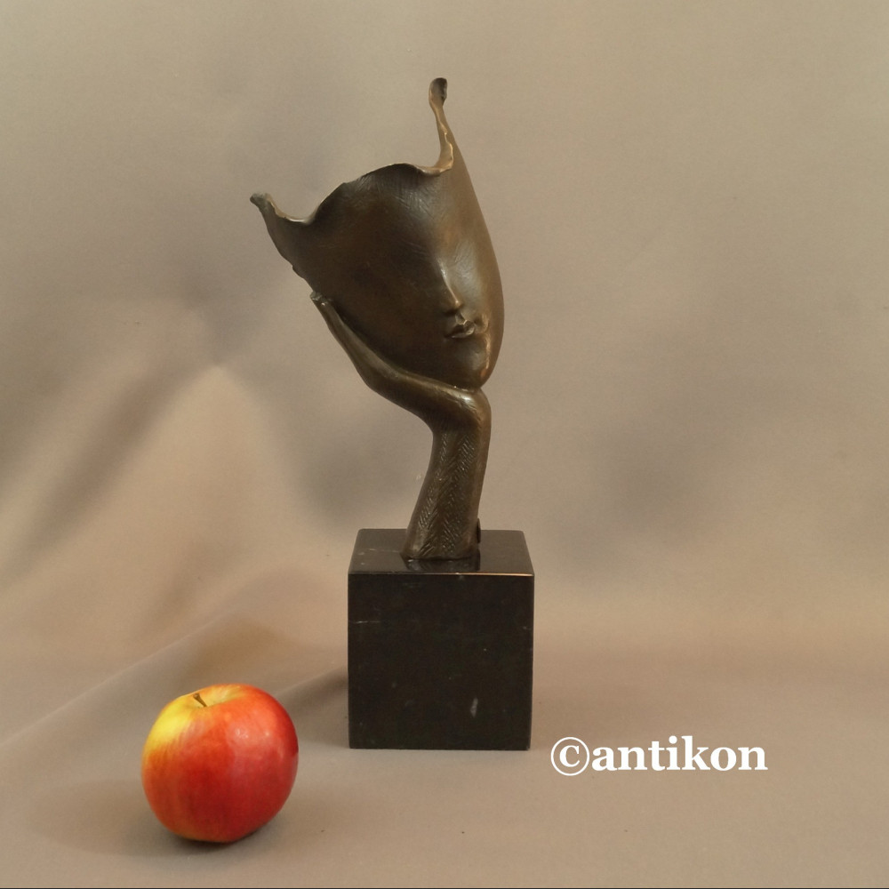 Rzeźba Zaduma z ręką fascynująca figura z brązu Rzeźba Zaduma z ręką fascynująca figura z brązu