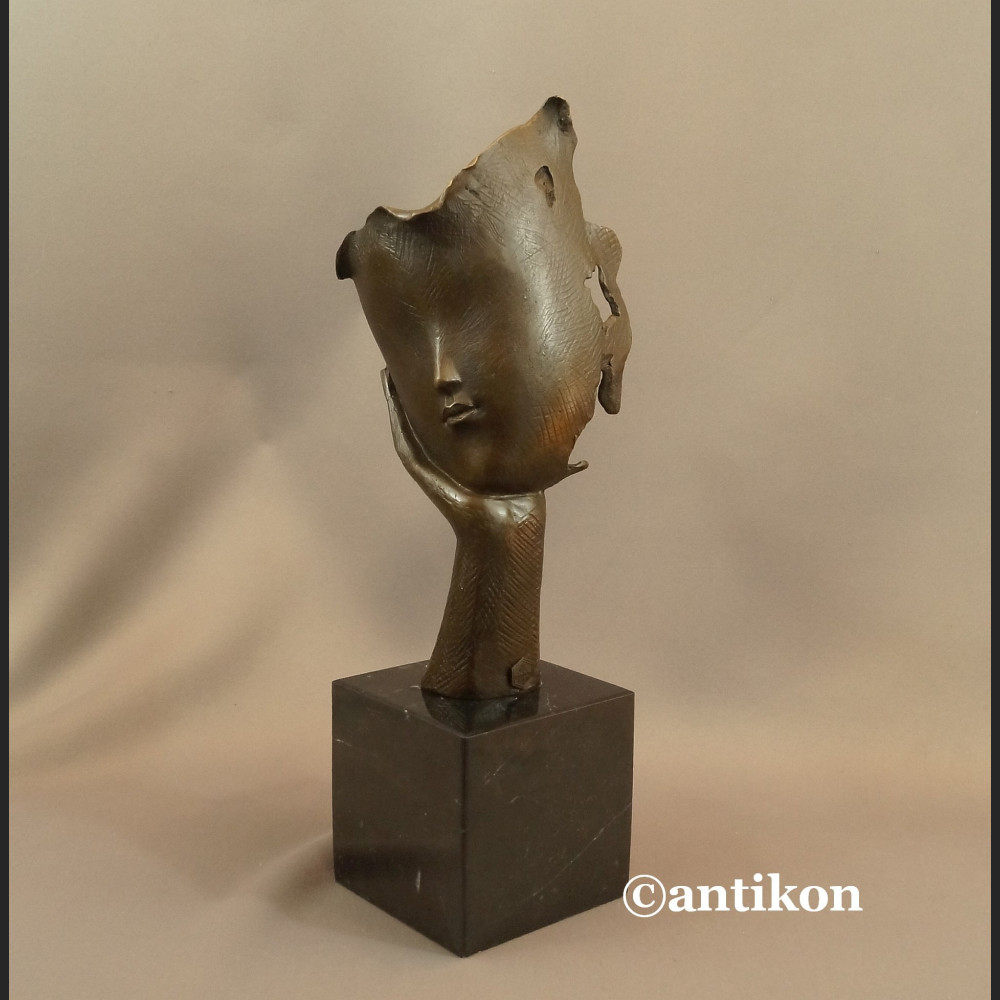 Rzeźba Zaduma z ręką fascynująca figura z brązu