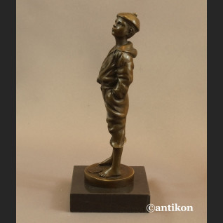 Gwiżdżący chłopiec  rzeźba znakomity brąz