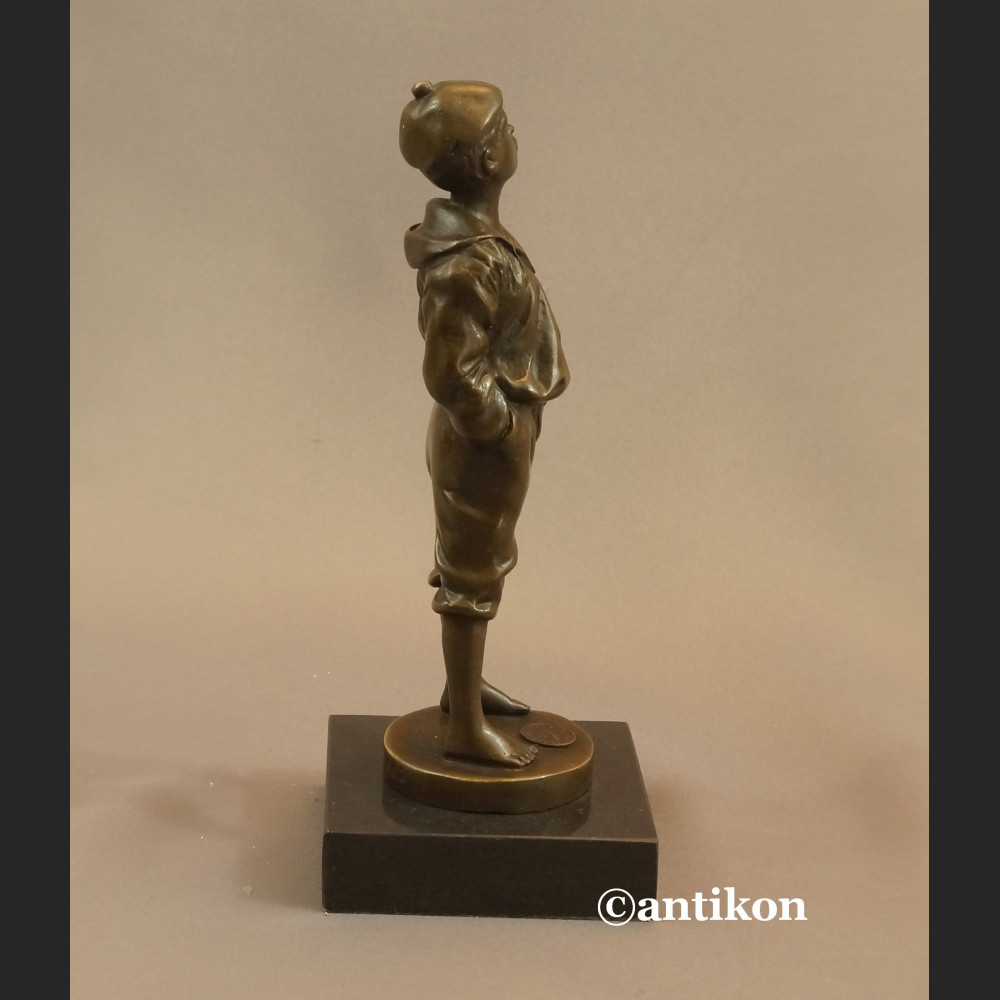 Gwiżdżący chłopiec  rzeźba znakomity brąz