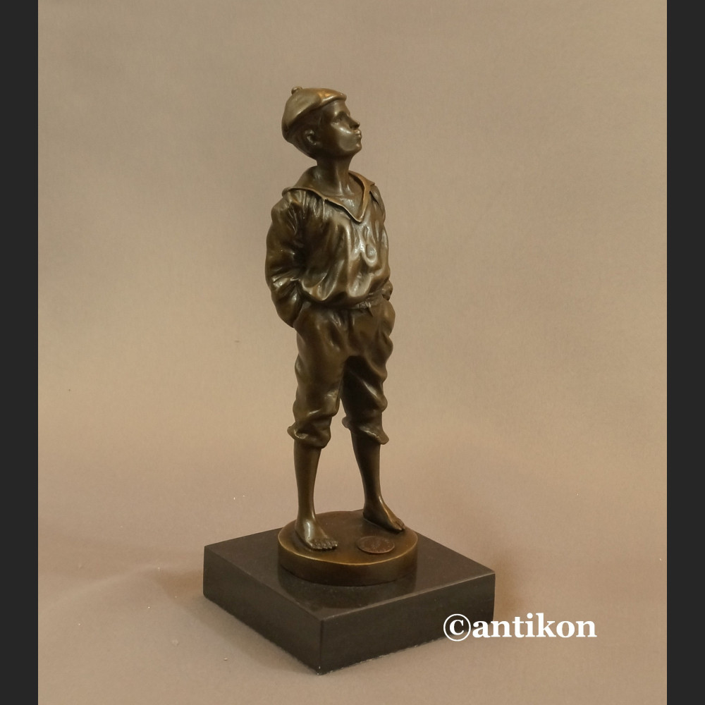 Gwiżdżący chłopiec  rzeźba znakomity brąz