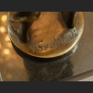 Gwiżdżący chłopiec  rzeźba znakomity brąz