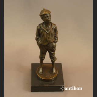 Gwiżdżący chłopiec  rzeźba znakomity brąz