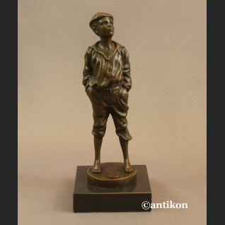Gwiżdżący chłopiec  rzeźba znakomity brąz