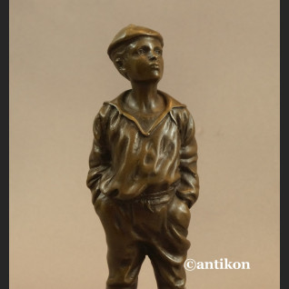 Gwiżdżący chłopiec  rzeźba znakomity brąz