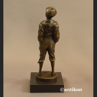 Gwiżdżący chłopiec  rzeźba znakomity brąz