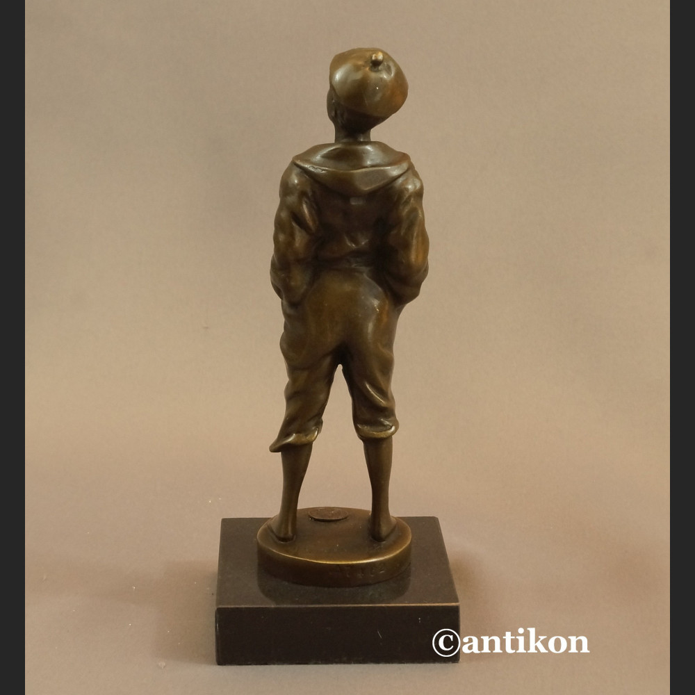 Gwiżdżący chłopiec  rzeźba znakomity brąz