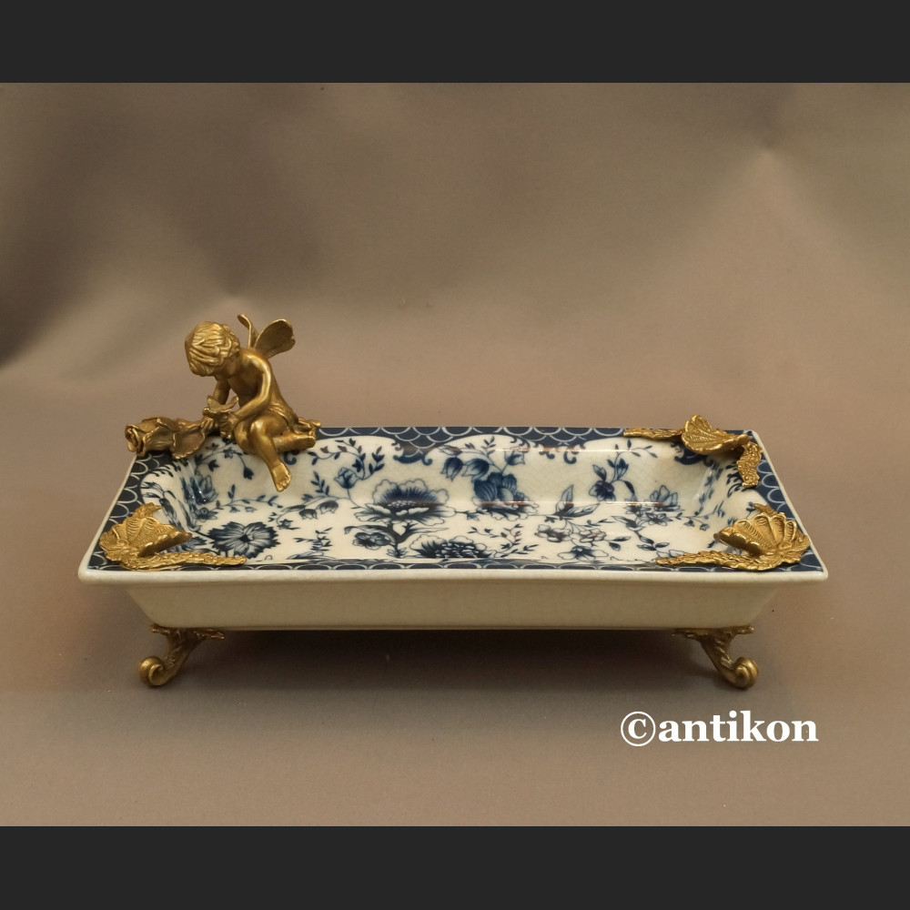 Wzór cebulowy patera z amorkiem z brązu Wzór cebulowy patera z amorkiem z brązu