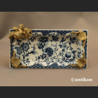 Wzór cebulowy patera z amorkiem z brązu 