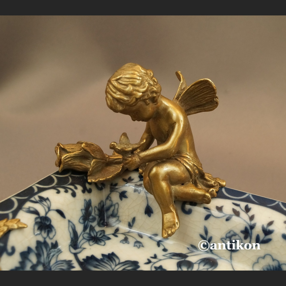 Wzór cebulowy patera z amorkiem z brązu Wzór cebulowy patera z amorkiem z brązu