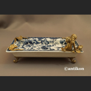 Wzór cebulowy patera z amorkiem z brązu Wzór cebulowy patera z amorkiem z brązu