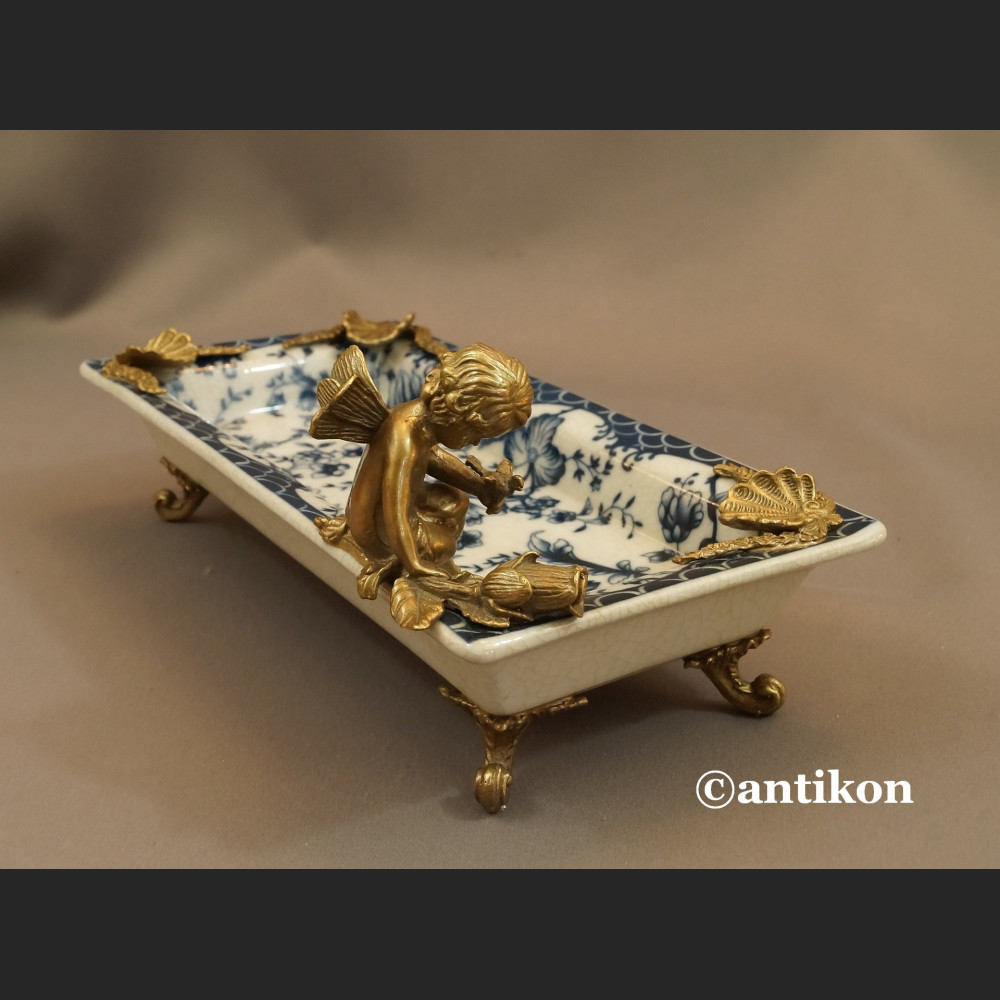 Wzór cebulowy patera z amorkiem z brązu Wzór cebulowy patera z amorkiem z brązu