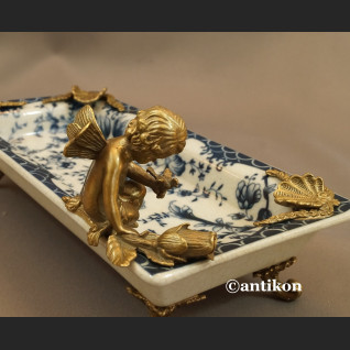 Wzór cebulowy patera z amorkiem z brązu Wzór cebulowy patera z amorkiem z brązu