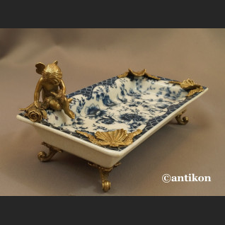 Wzór cebulowy patera z amorkiem z brązu Wzór cebulowy patera z amorkiem z brązu