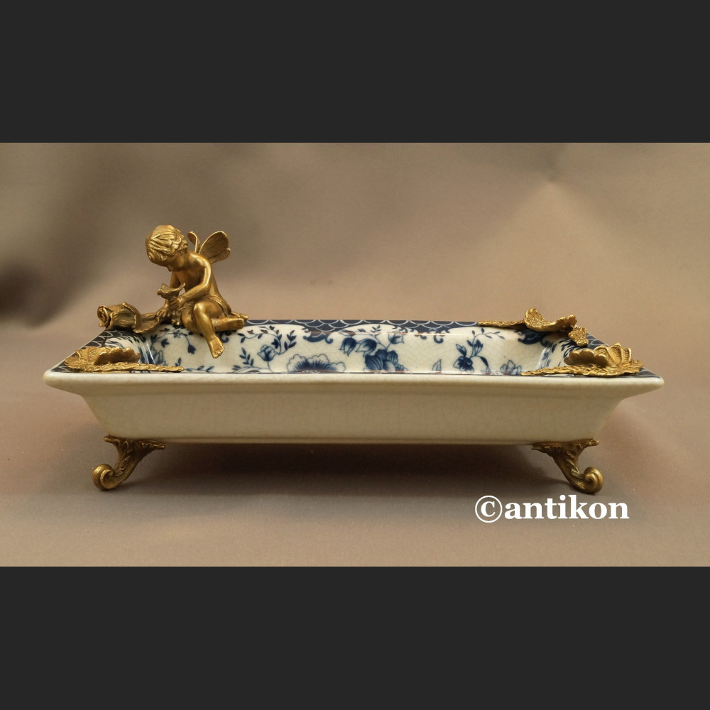 Wzór cebulowy patera z amorkiem z brązu Wzór cebulowy patera z amorkiem z brązu