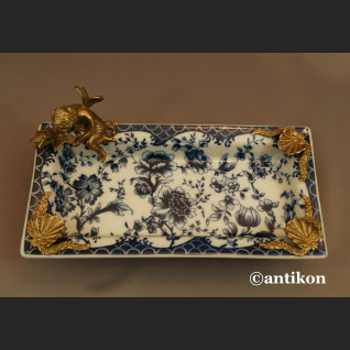 Wzór cebulowy patera z amorkiem z brązu Wzór cebulowy patera z amorkiem z brązu