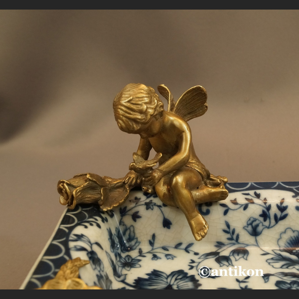 Wzór cebulowy patera z amorkiem z brązu Wzór cebulowy patera z amorkiem z brązu