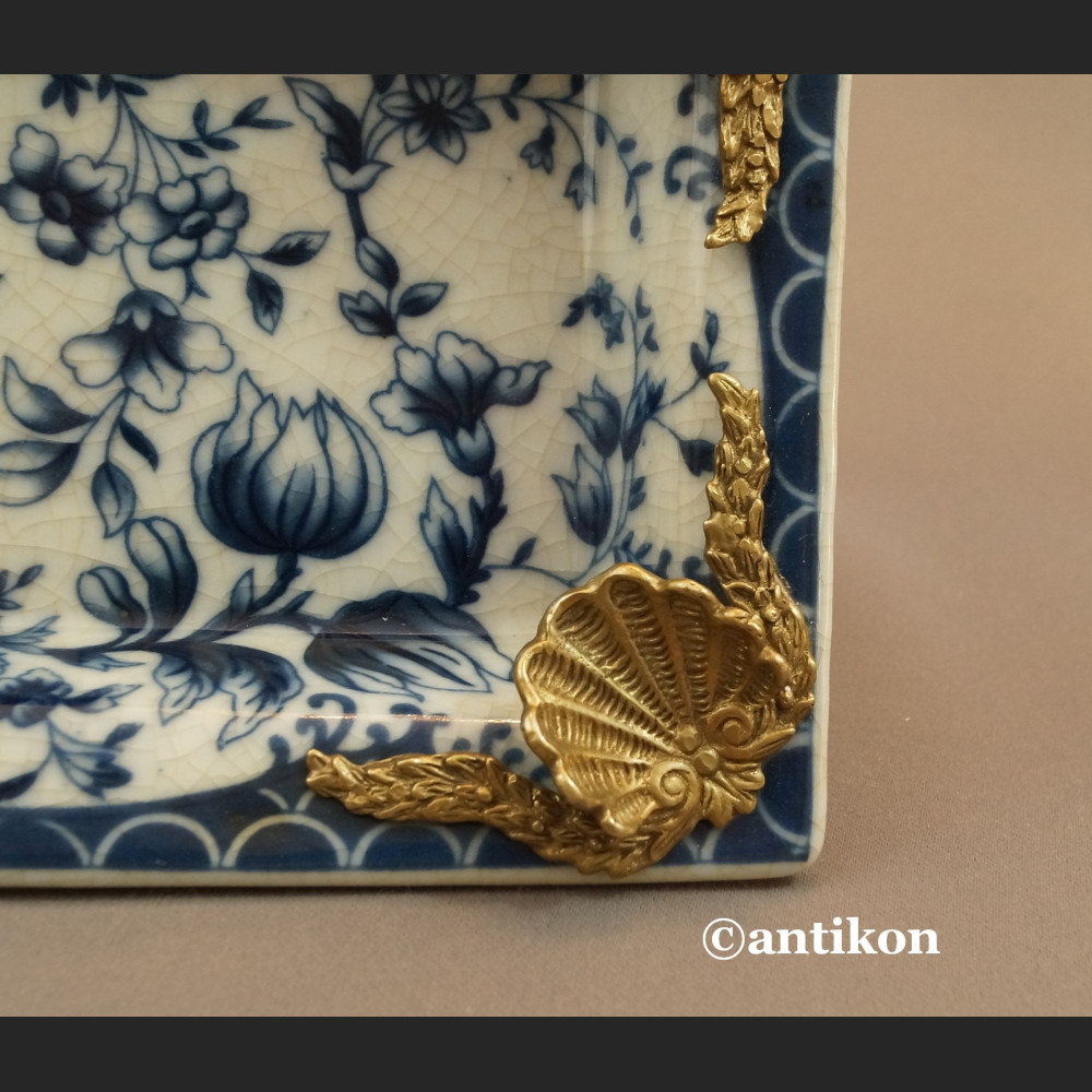 Wzór cebulowy patera z amorkiem z brązu Wzór cebulowy patera z amorkiem z brązu