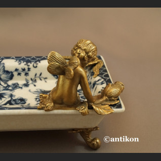 Wzór cebulowy patera z amorkiem z brązu Wzór cebulowy patera z amorkiem z brązu