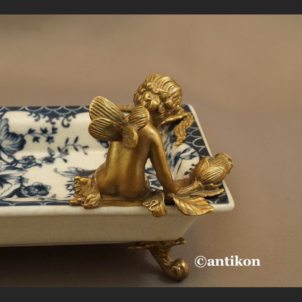 Wzór cebulowy patera z amorkiem z brązu Wzór cebulowy patera z amorkiem z brązu