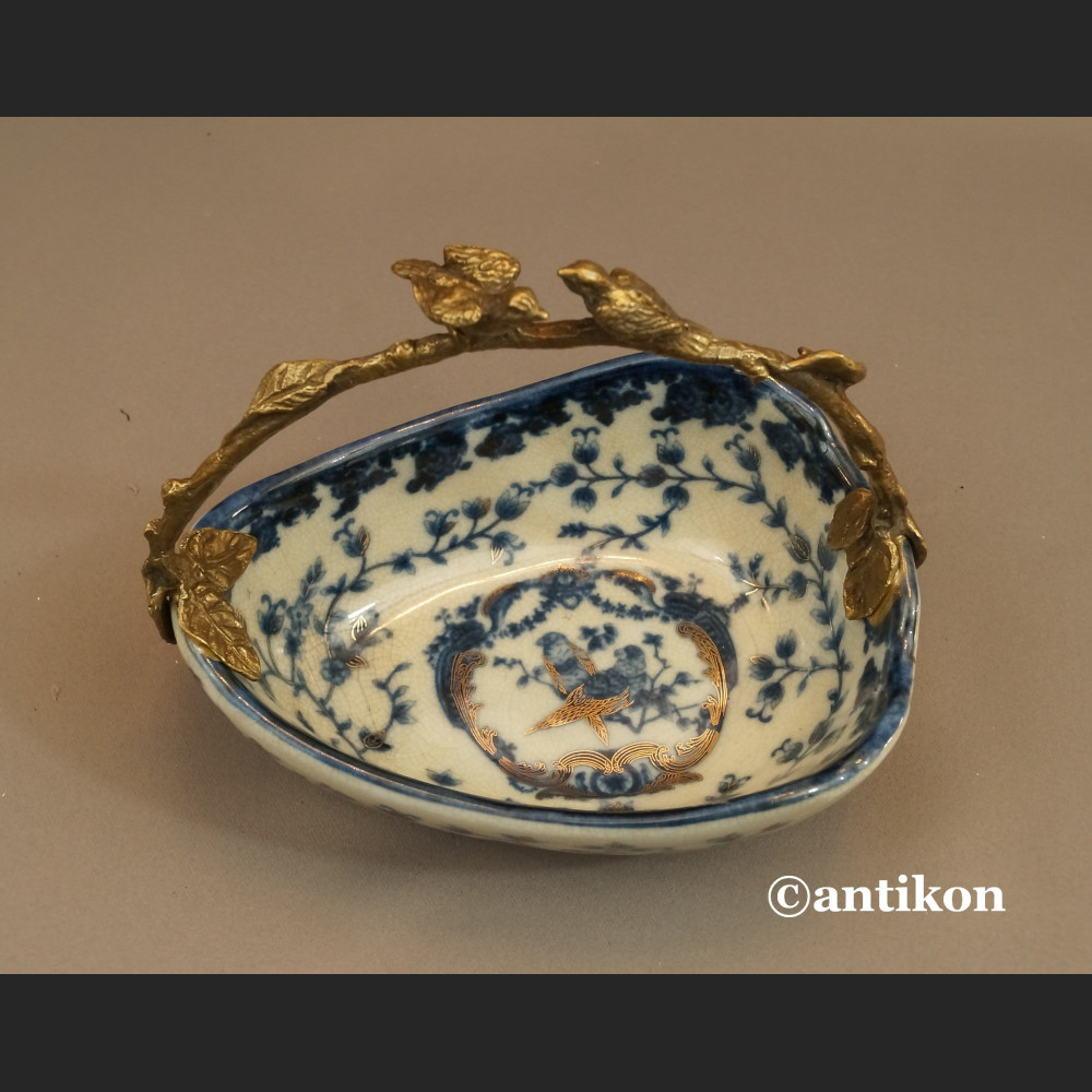 Patera koszyk wzór cebulowy porcelana z brązem Patera koszyk wzór cebulowy porcelana z brązem