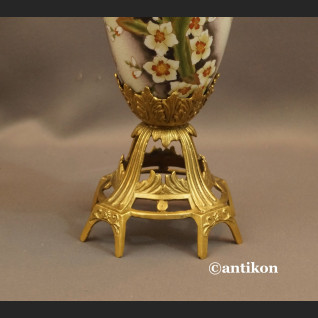Wazon porcelanowy z jaskółkami okuty brązem 