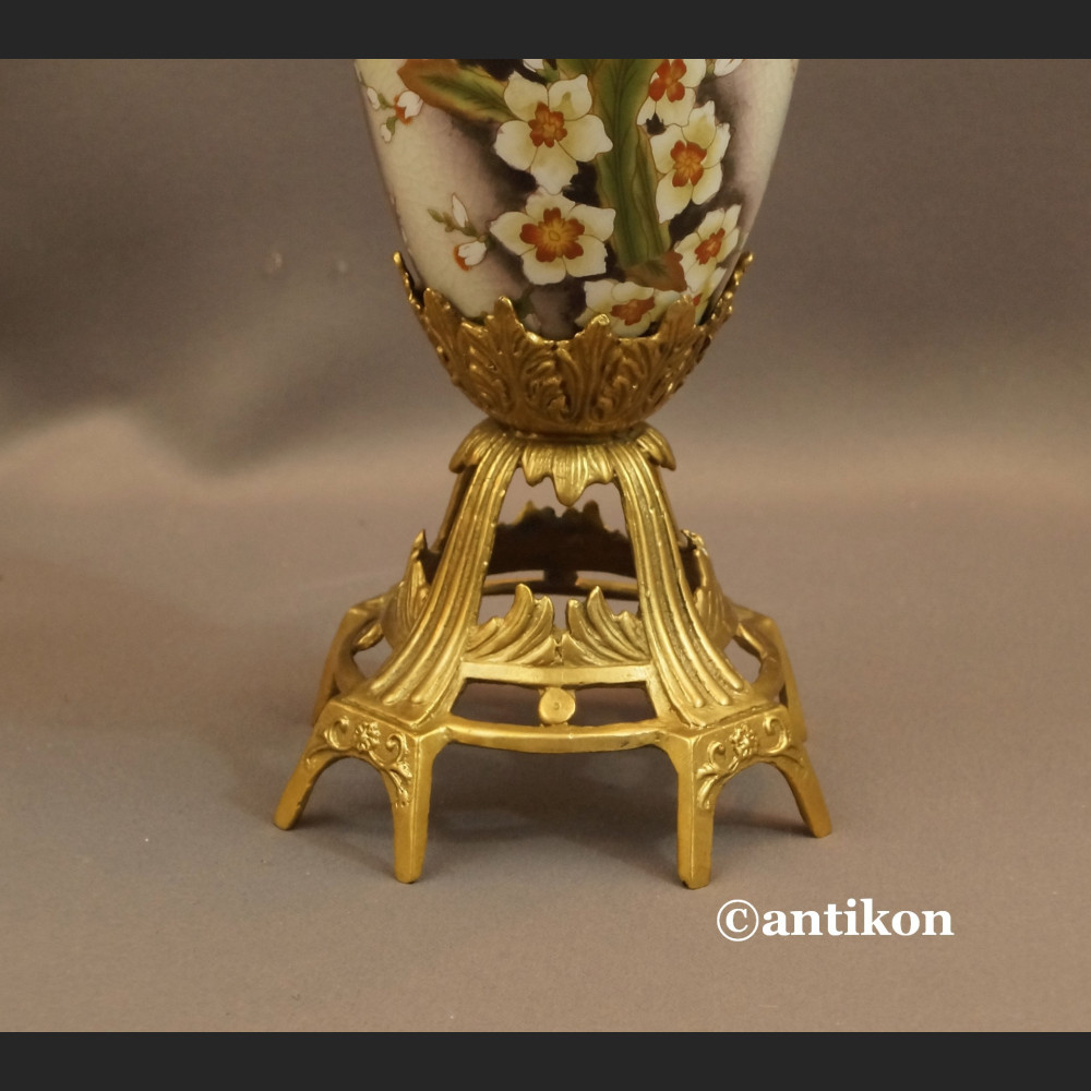 Wazon porcelanowy z jaskółkami okuty brązem 