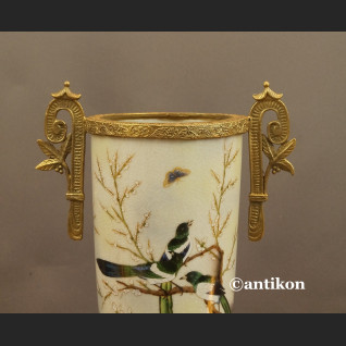 Wazon porcelanowy z jaskółkami okuty brązem 