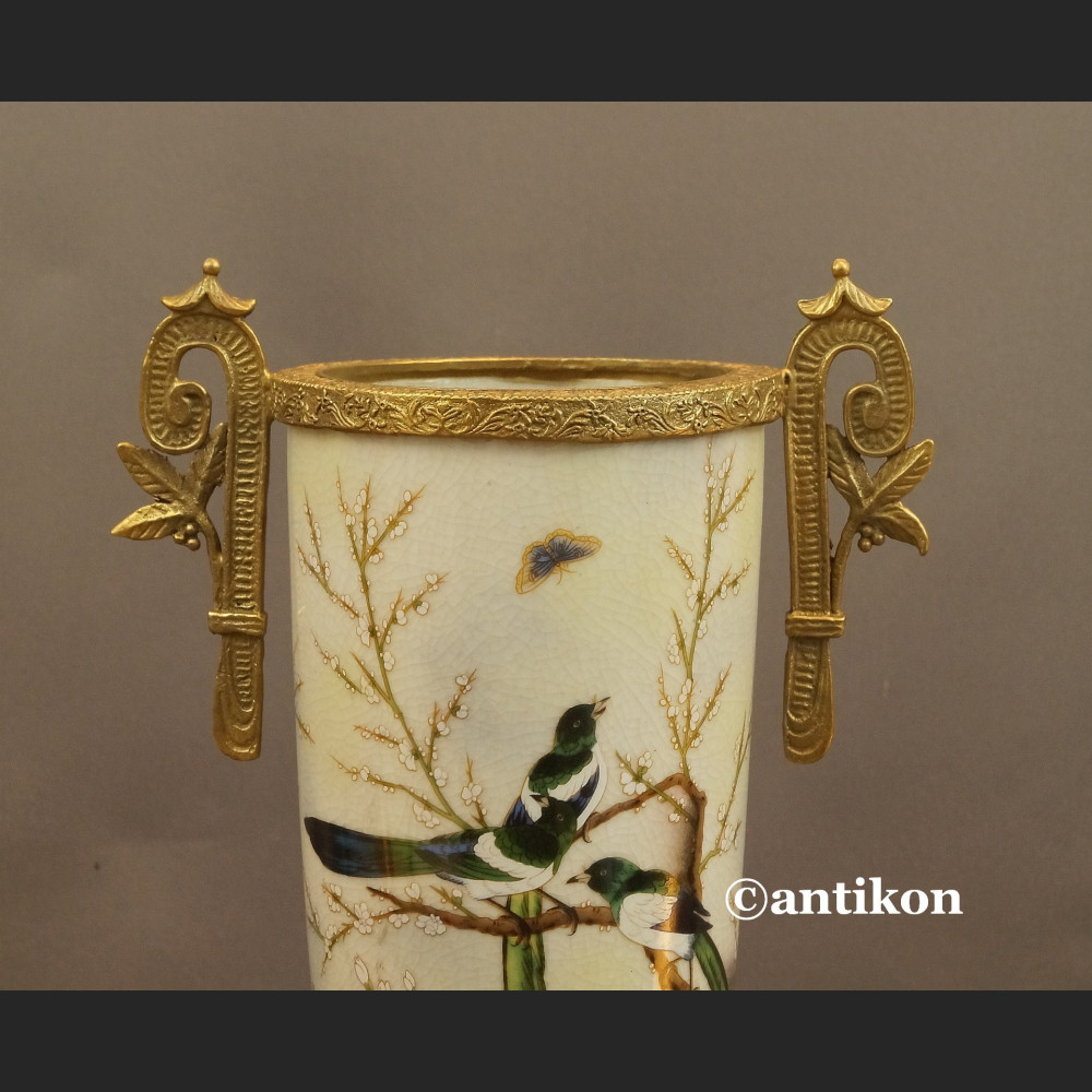 Wazon porcelanowy z jaskółkami okuty brązem 