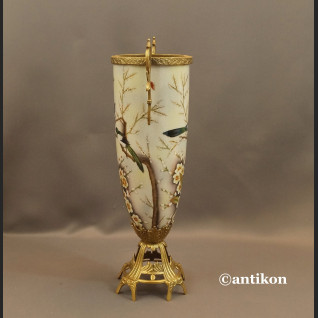 Wazon porcelanowy z jaskółkami okuty brązem 