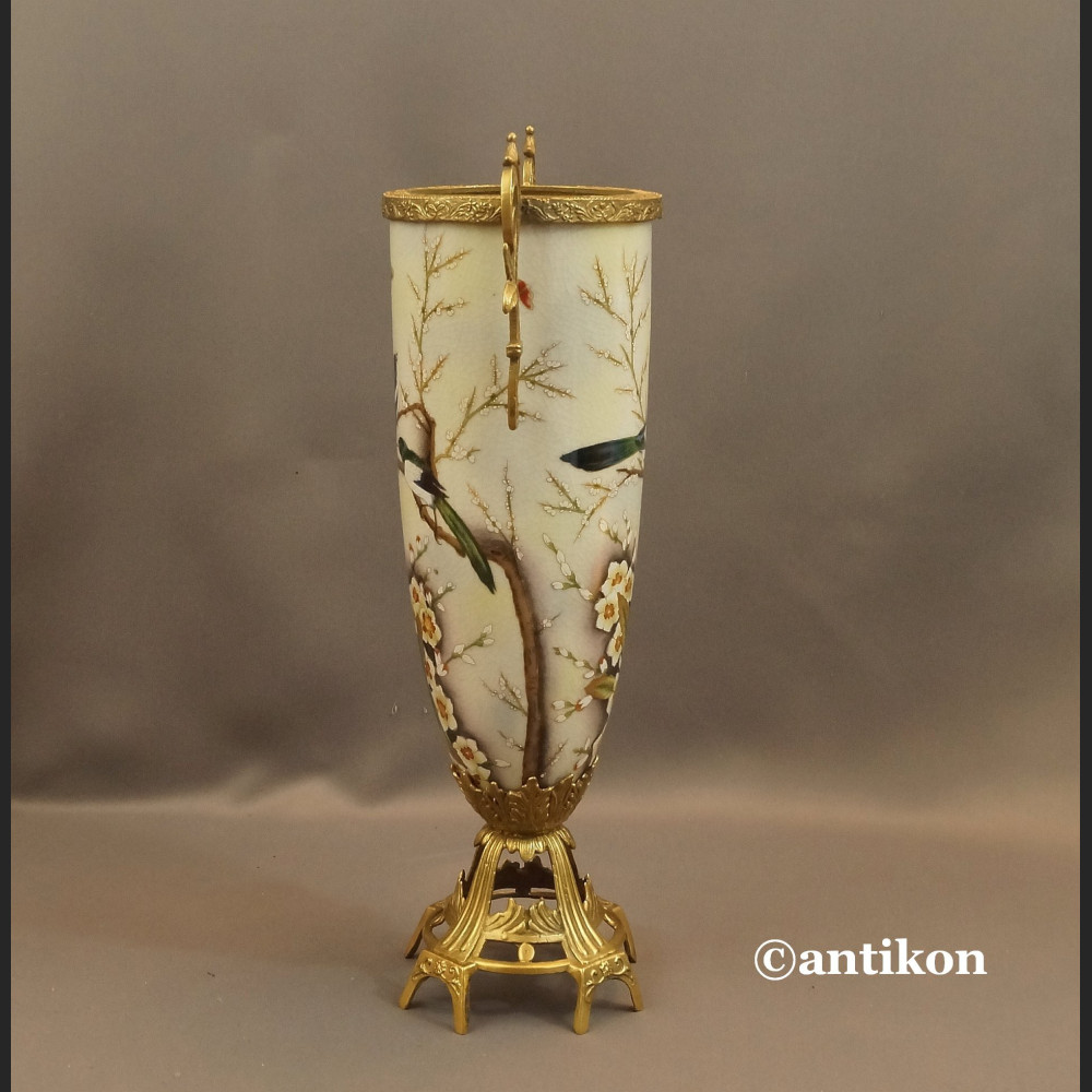 Wazon porcelanowy z jaskółkami okuty brązem 