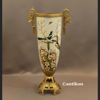 Wazon porcelanowy z jaskółkami okuty brązem 