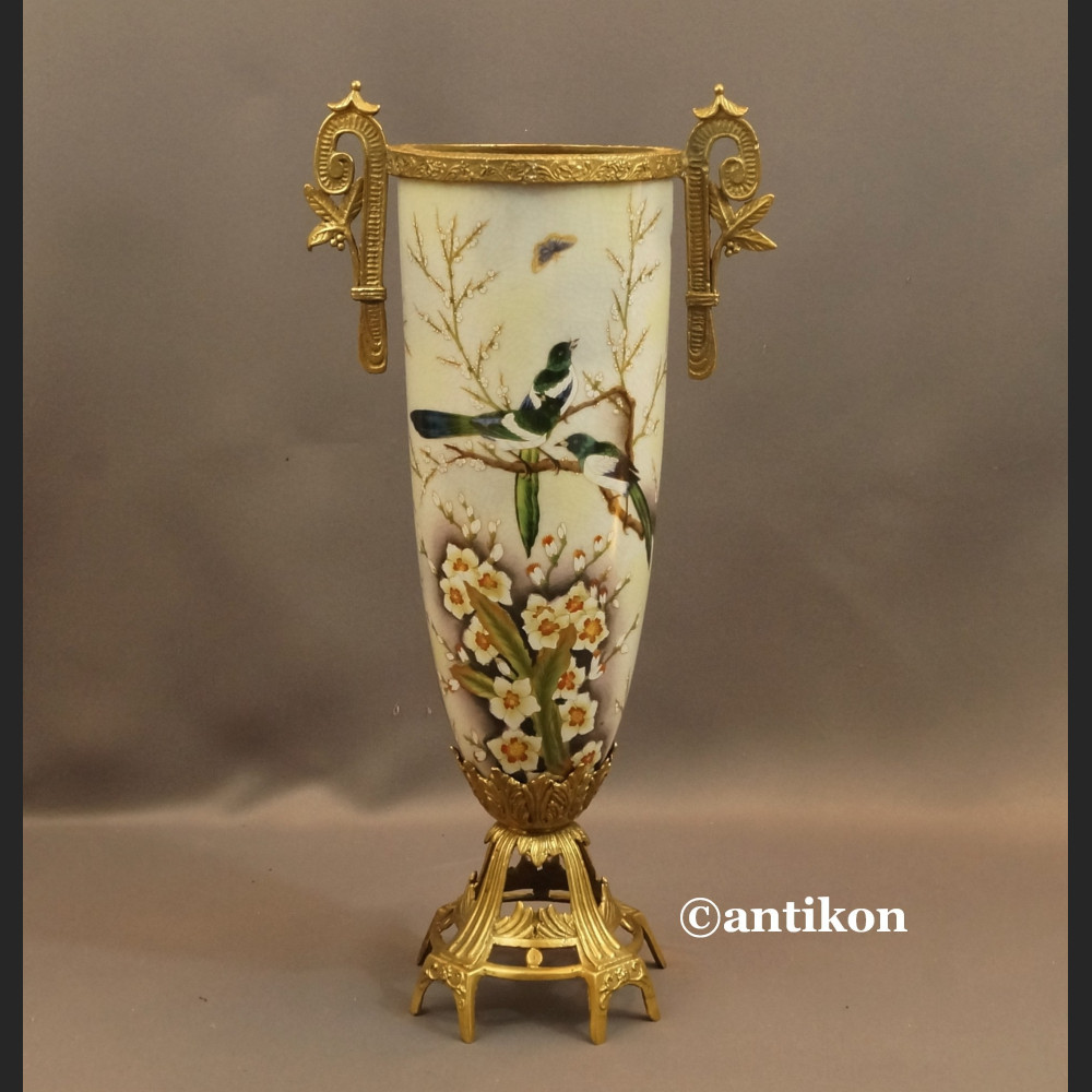 Wazon porcelanowy z jaskółkami okuty brązem 