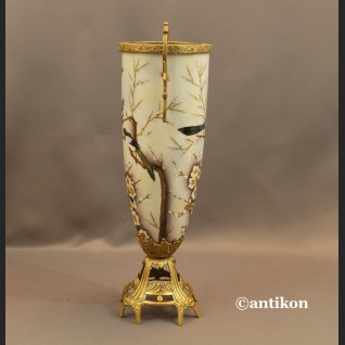 Wazon porcelanowy z jaskółkami okuty brązem 