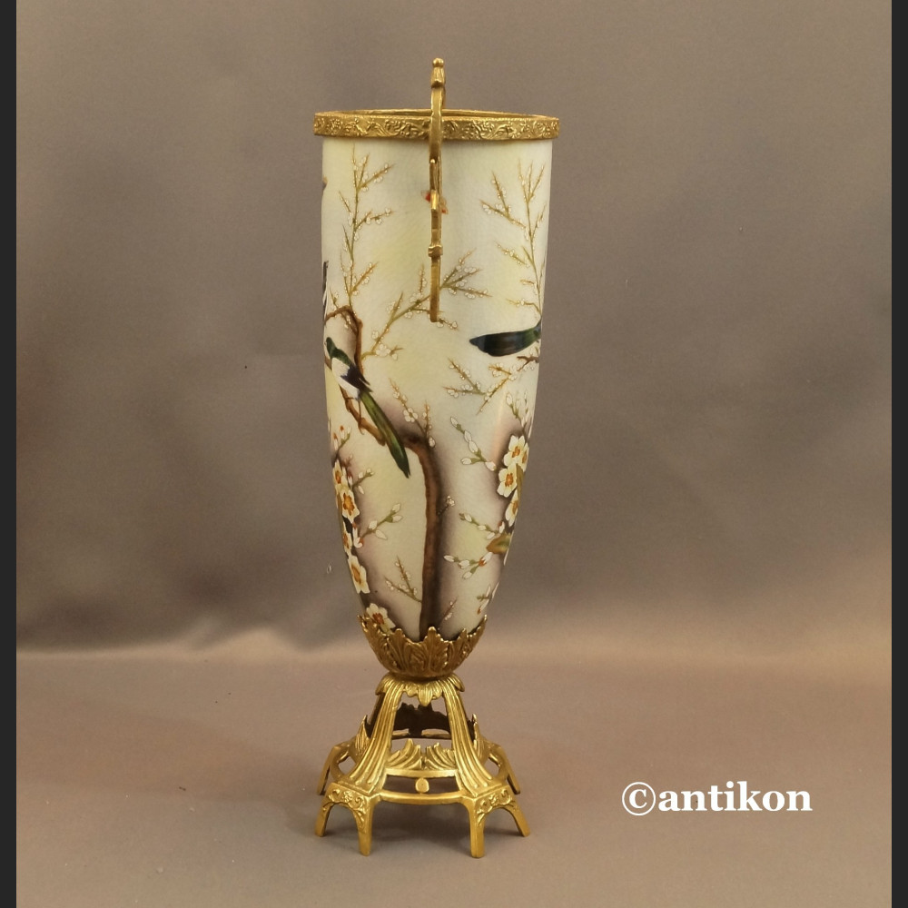 Wazon porcelanowy z jaskółkami okuty brązem 